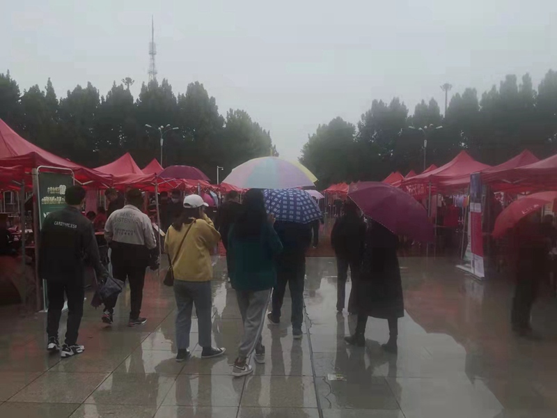 “雨中求賢，職等你來(lái)”農(nóng)達(dá)生化參加中牟縣招才引智人才招聘會(huì)(圖3)
