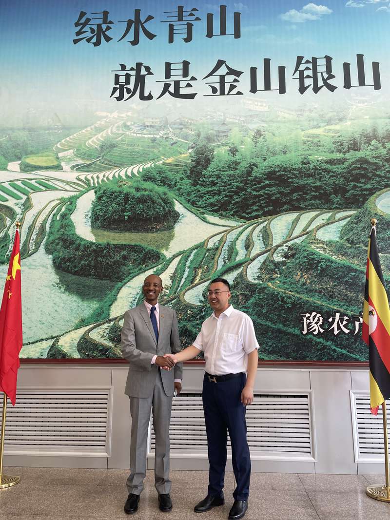 烏干達(dá)共和國駐華大使館公使 蒞臨農(nóng)達(dá)生化考察(圖2) 烏干達(dá)共和國駐華大使館公使 蒞臨農(nóng)達(dá)生化考察(圖2)